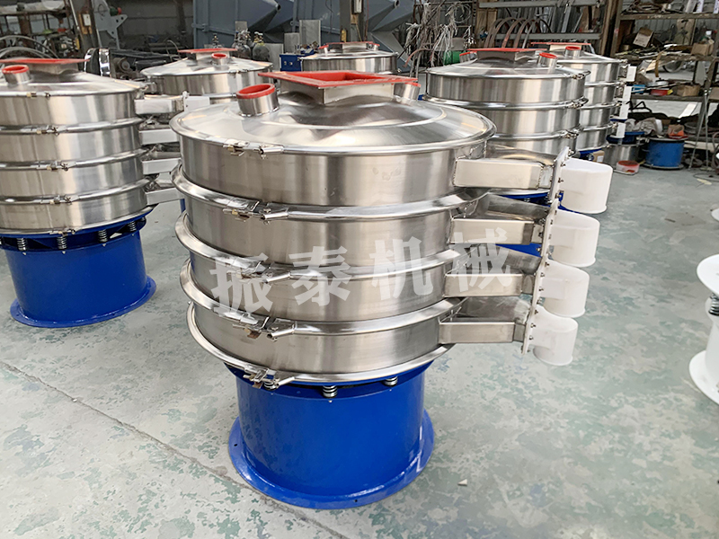 新式出料口直徑1000mm內敷聚氨酯三層不銹鋼振動篩生產(chǎn)已完成，發(fā)往青島，請孫經(jīng)理查收！